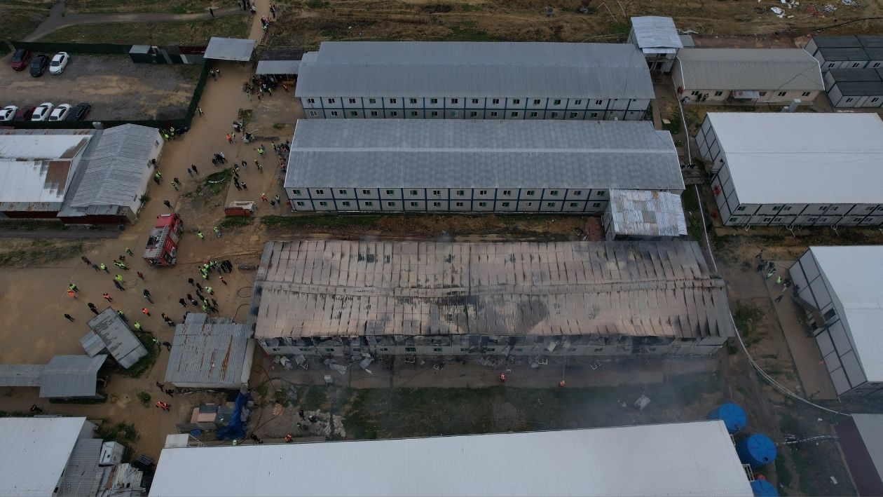 Sakarya’nın Adapazarı Ilçesinde Yapımı Süren Bin Yataklı Şehir Hastanesinin Işçi Yatakhanelerinde Çıkan Yangın, Ekiplerin Yoğun Müdahalesiyle Kontrol Altına Alındı. Olayda 1 Işçi Dumandan Etkilendi, 21 Konteyner Hasa (2)