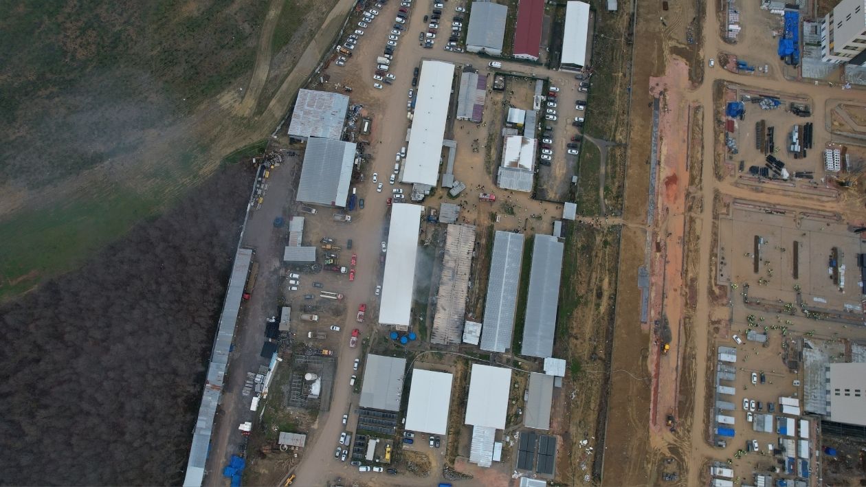 Sakarya’nın Adapazarı Ilçesinde Yapımı Süren Bin Yataklı Şehir Hastanesinin Işçi Yatakhanelerinde Çıkan Yangın, Ekiplerin Yoğun Müdahalesiyle Kontrol Altına Alındı. Olayda 1 Işçi Dumandan Etkilendi, 21 Konteyner Hasa (6)