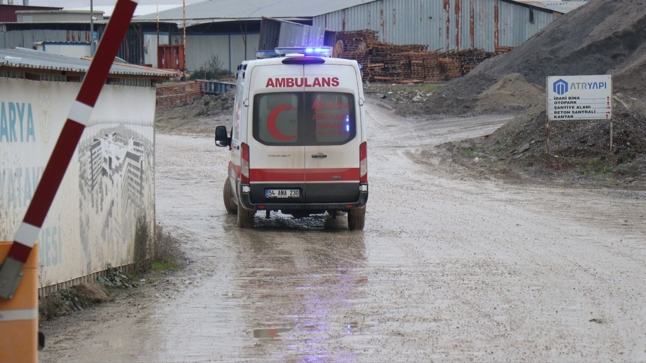 Sakarya’nın Adapazarı Ilçesinde Yapımı Süren Bin Yataklı Şehir Hastanesinin Işçi Yatakhanelerinde Çıkan Yangın, Ekiplerin Yoğun Müdahalesiyle Kontrol Altına Alındı. Olayda 1 Işçi Dumandan Etkilendi, 21 Konteyner Hasa (7)
