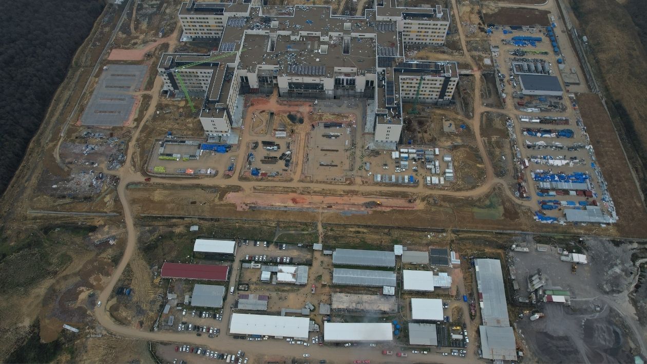 Sakarya’nın Adapazarı Ilçesinde Yapımı Süren Bin Yataklı Şehir Hastanesinin Işçi Yatakhanelerinde Çıkan Yangın, Ekiplerin Yoğun Müdahalesiyle Kontrol Altına Alındı. Olayda 1 Işçi Dumandan Etkilendi, 21 Konteyner Hasa (8)