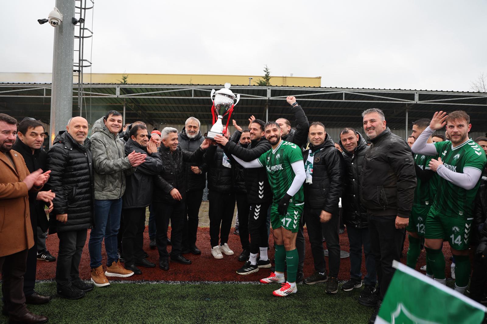 Şampiyon Kandıra Gençlerbirliği Kupasını Aldı (3)