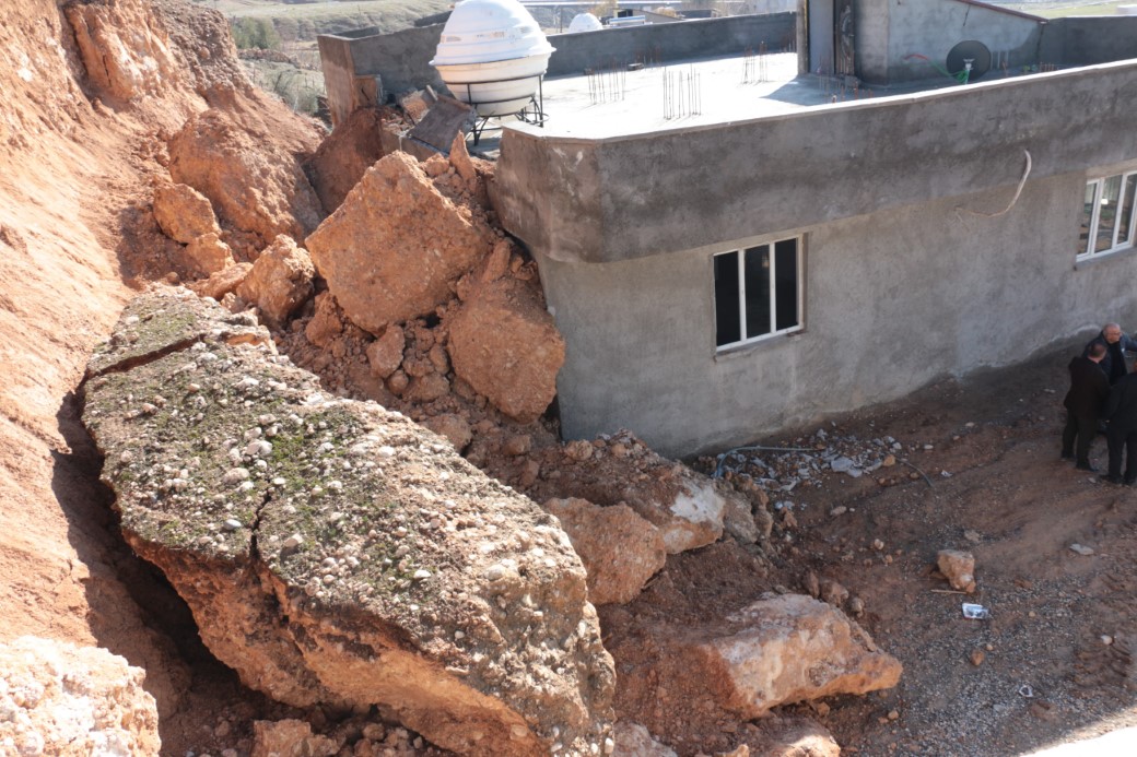 Şırnak’ın Cizre Ilçesinde Yamaçtan Kopan Dev Kaya Parçaları Bir Evin Üzerine Düştü. Evdeki 5 Kişilik Aile Saniyelerle Kurtuldu (1)