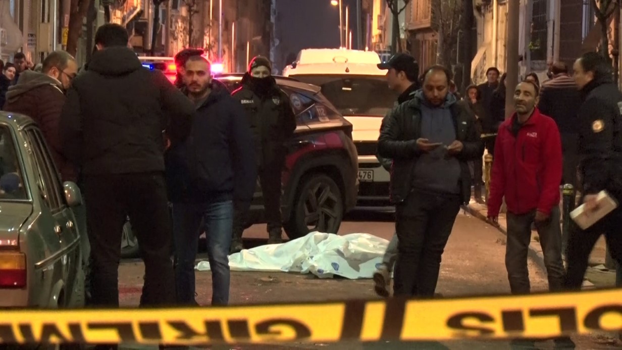 Şi̇şli̇’deki̇ Dehşet Kamerada Cesedi̇ Vali̇zle Böyle Taşidilar (1)-1