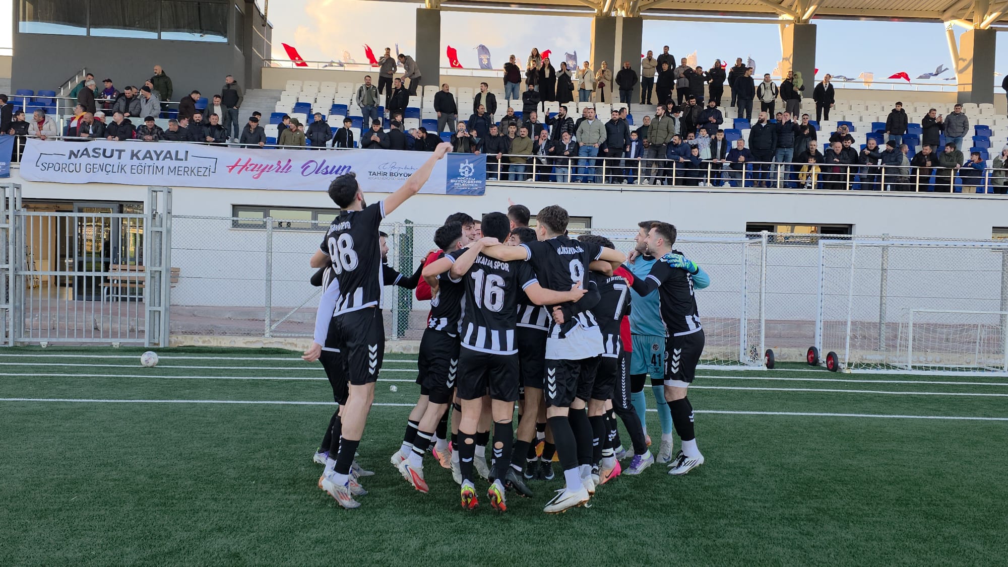 ​Süper Amatör Lig’de Şampiyonluk Mücadelesi Veren Alikahya Belediyespor, Zorlu Suadiyespor Deplasmanından 4 2’Lik Galibiyetle Dönerek Liderlik Yürüyüşünü Sürdürdü. İki Penaltının Atıldığı Ve Skorun Sürekli El Değişt (4)