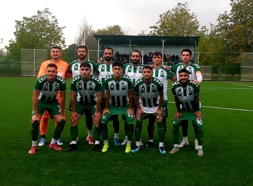 ​Süper Amatör Lig’de Şampiyonluk Mücadelesi Veren Alikahya Belediyespor, Zorlu Suadiyespor Deplasmanından 4 2’Lik Galibiyetle Dönerek Liderlik Yürüyüşünü Sürdürdü. İki Penaltının Atıldığı Ve Skorun Sürekli El Değişt