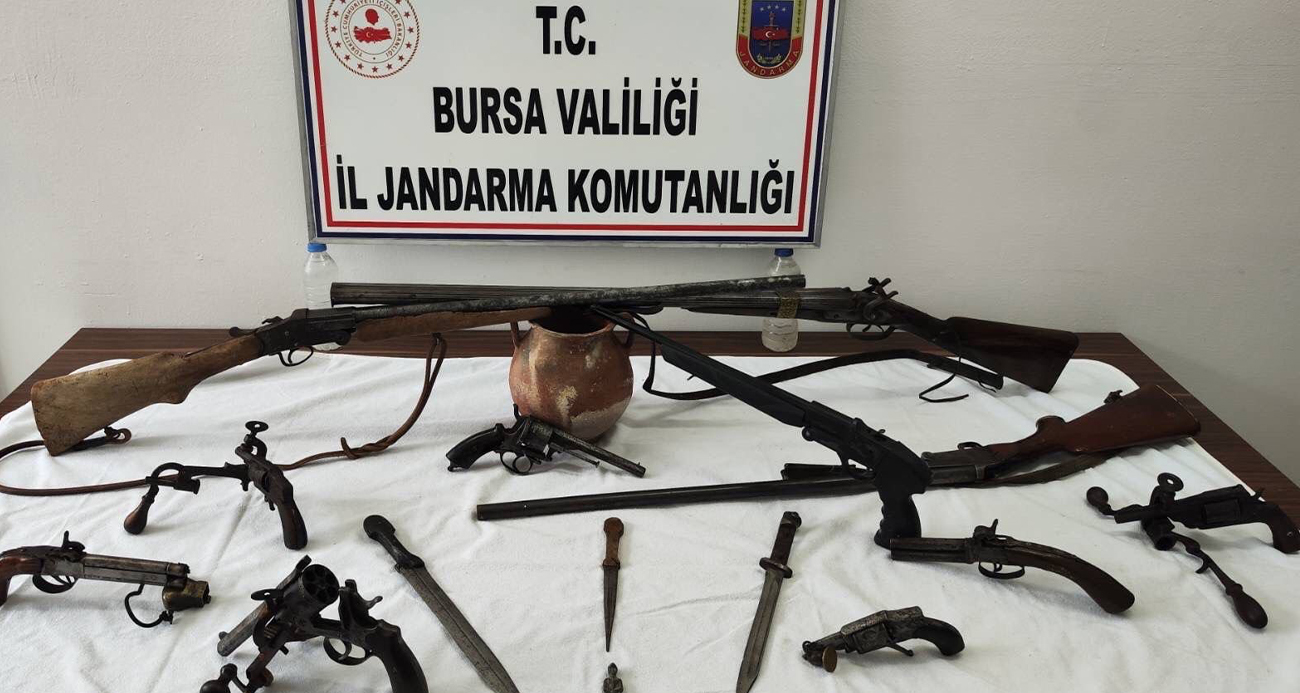 Tarihi Eser Kaçakçılığına Darbe Çok Sayıda Silah Ve Obje Ele Geçirildi-1