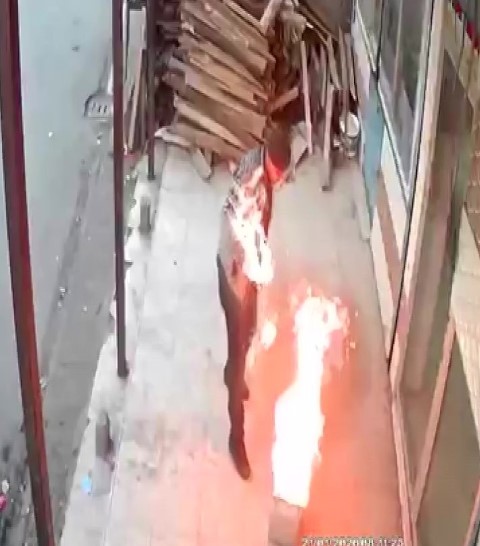 Taş Ocağini Benzi̇nle Yakmak İstedi̇, Alevler Arasinda Kaldi (2)