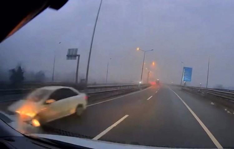 Ters Şeritte Dehşet Otomobiller Kafa Kafaya Çarpıştı (1)-1