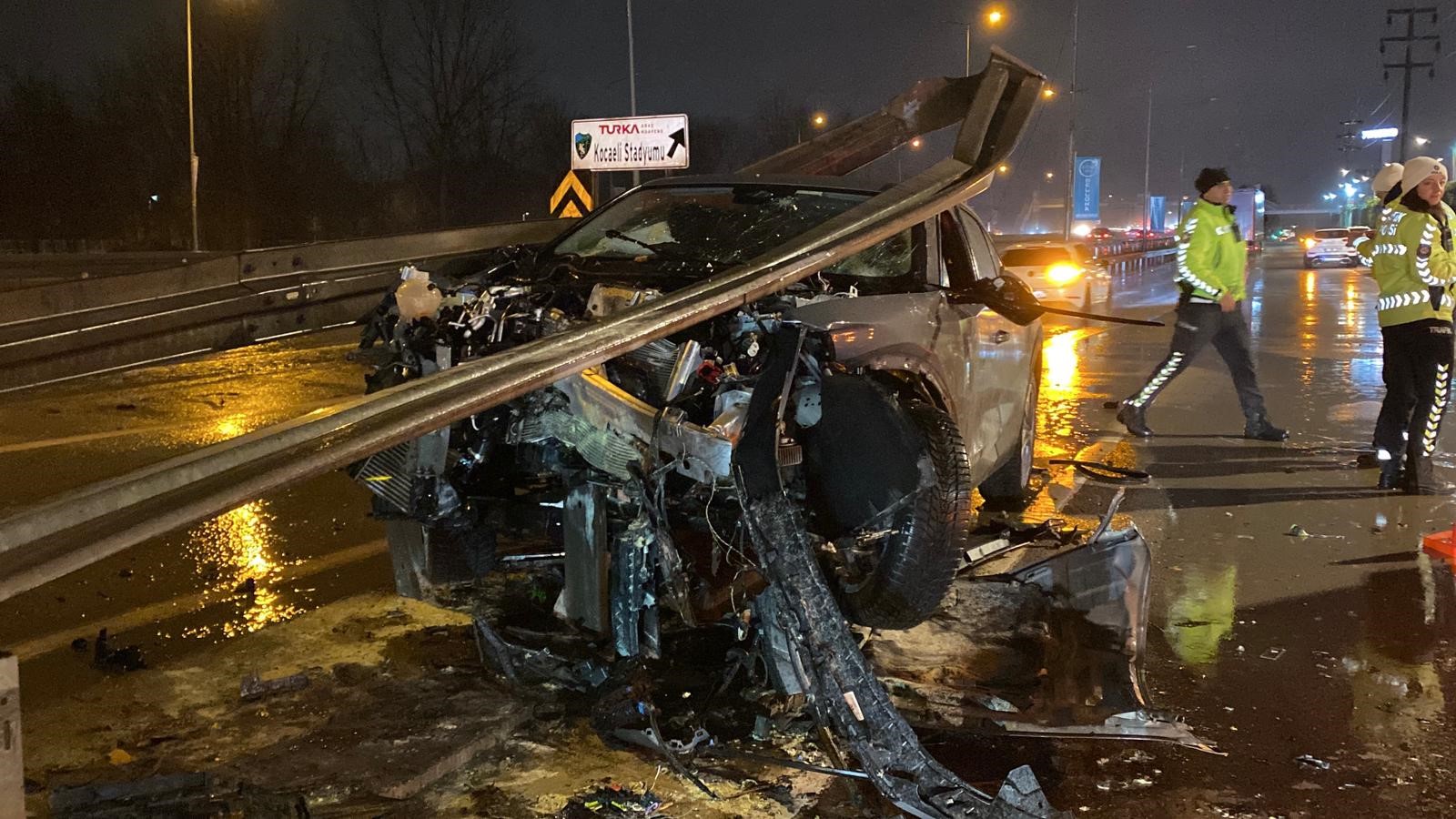 Ters Yönden Girdi, Bariyerleri Biçti! Kocaeli'de Faciadan Dönüldü 01