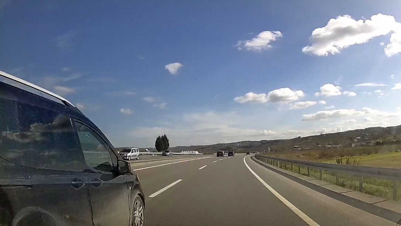 Trafikte Kuralları Hiçe Saydı, Faciadan Dönüldü! O Anlar Böyle Kaydedildi 01