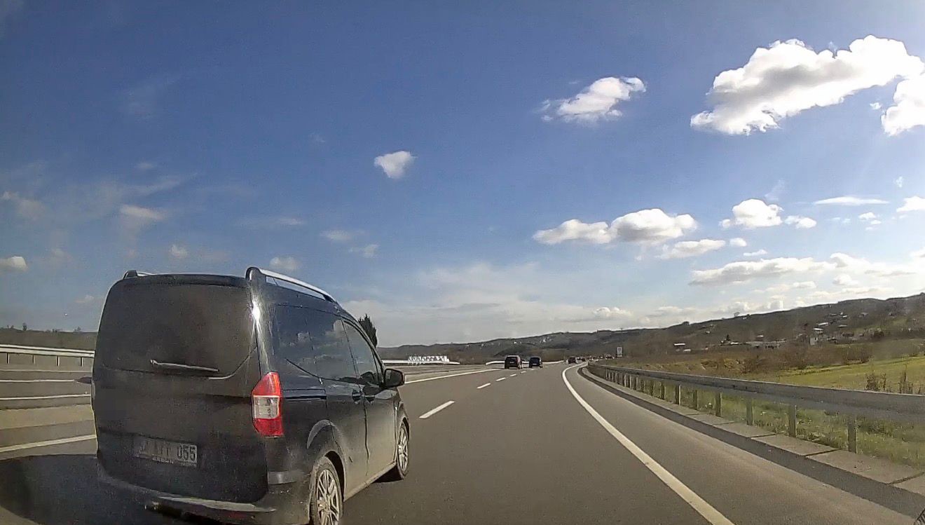 Trafikte Kuralları Hiçe Saydı, Faciadan Dönüldü! O Anlar Böyle Kaydedildi 02