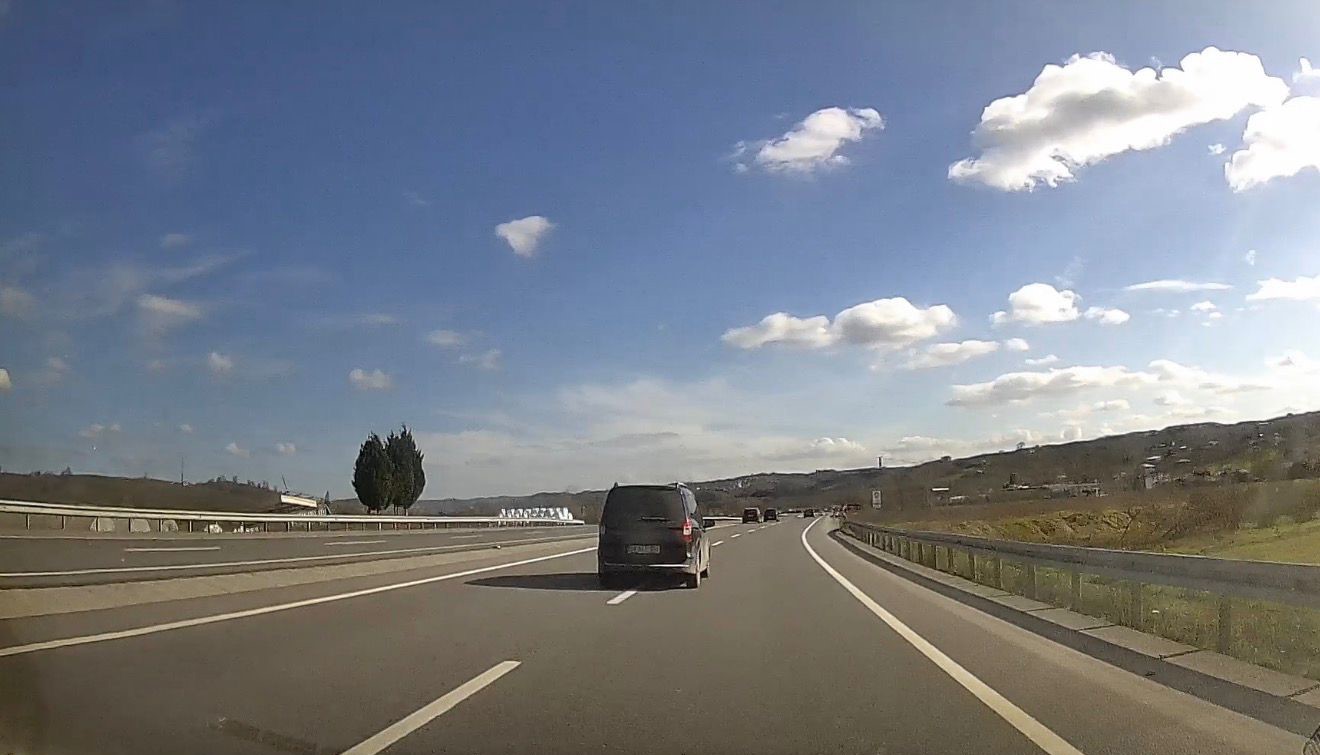 Trafikte Kuralları Hiçe Saydı, Faciadan Dönüldü! O Anlar Böyle Kaydedildi 03