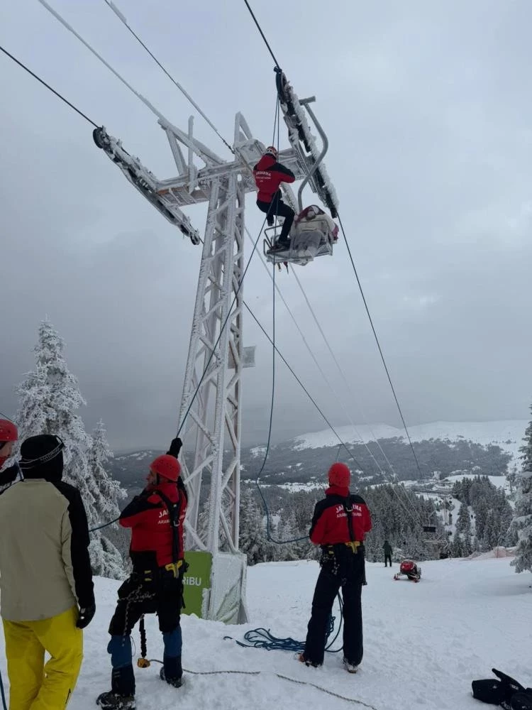 Uludağ’da Telesiyej Krizi 40 Tatilci Havada Asılı Kaldı (1)