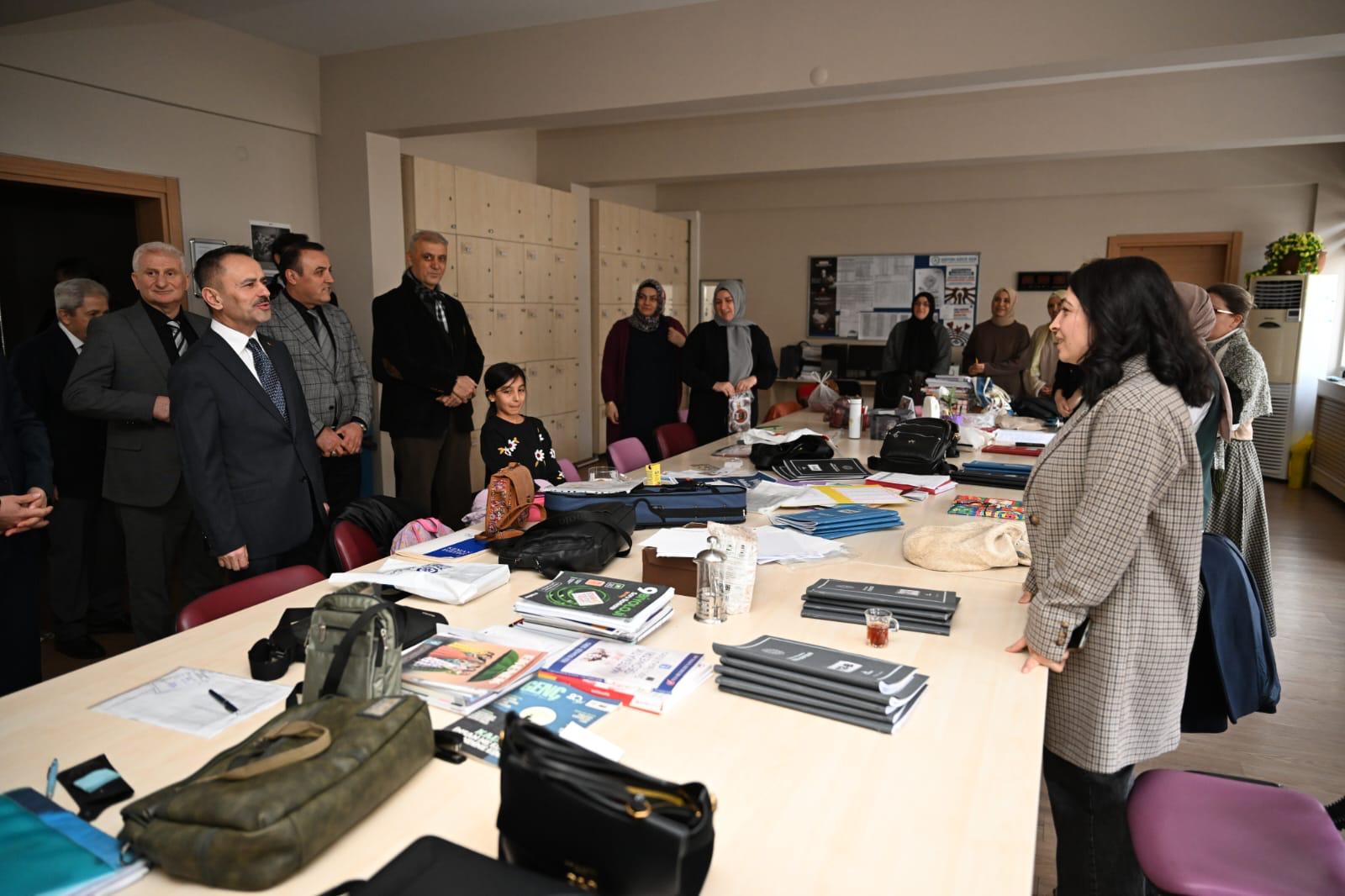 Vali Aktaş, Maki̇f’in Dünya İkincisi Öğrencilerini Kutladı (3)