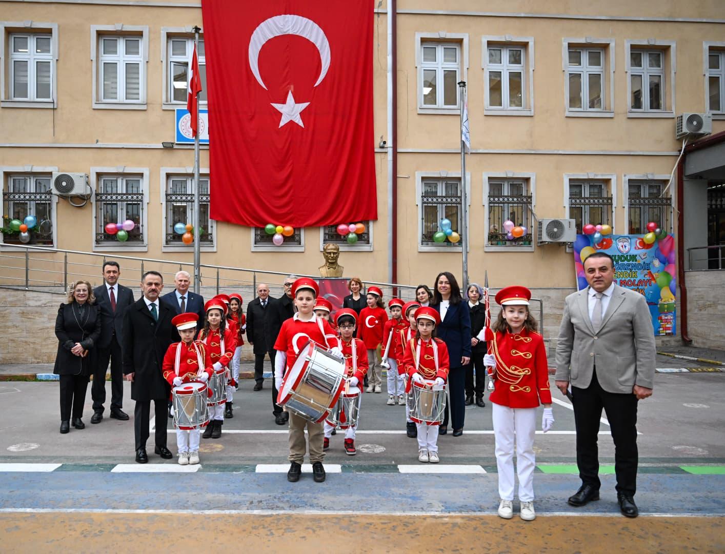 Vali İlhami Aktaş, Karne Sevinci Yaşayan Öğrencilerle Buluştu 1