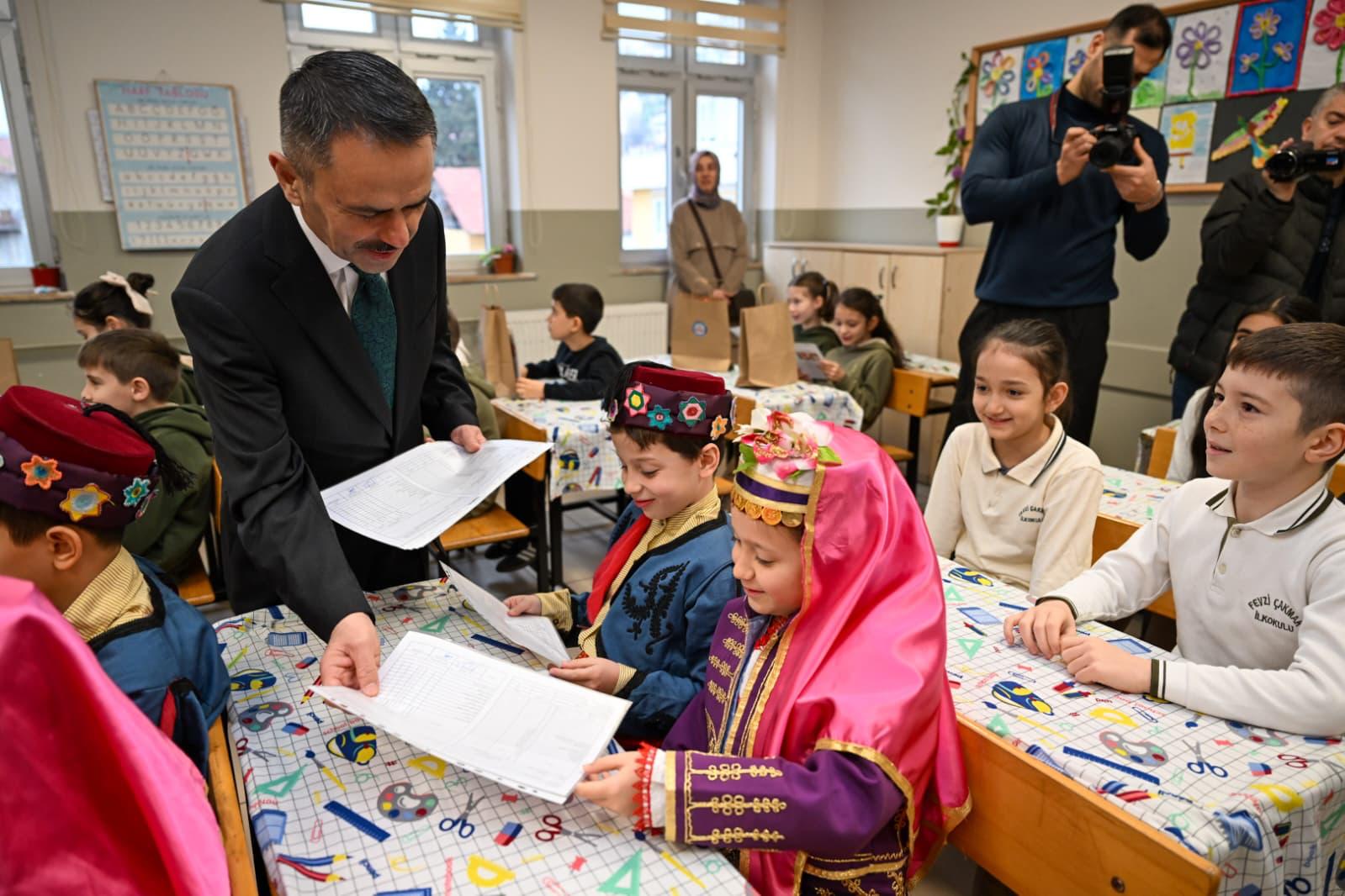 Vali İlhami Aktaş, Karne Sevinci Yaşayan Öğrencilerle Buluştu 3