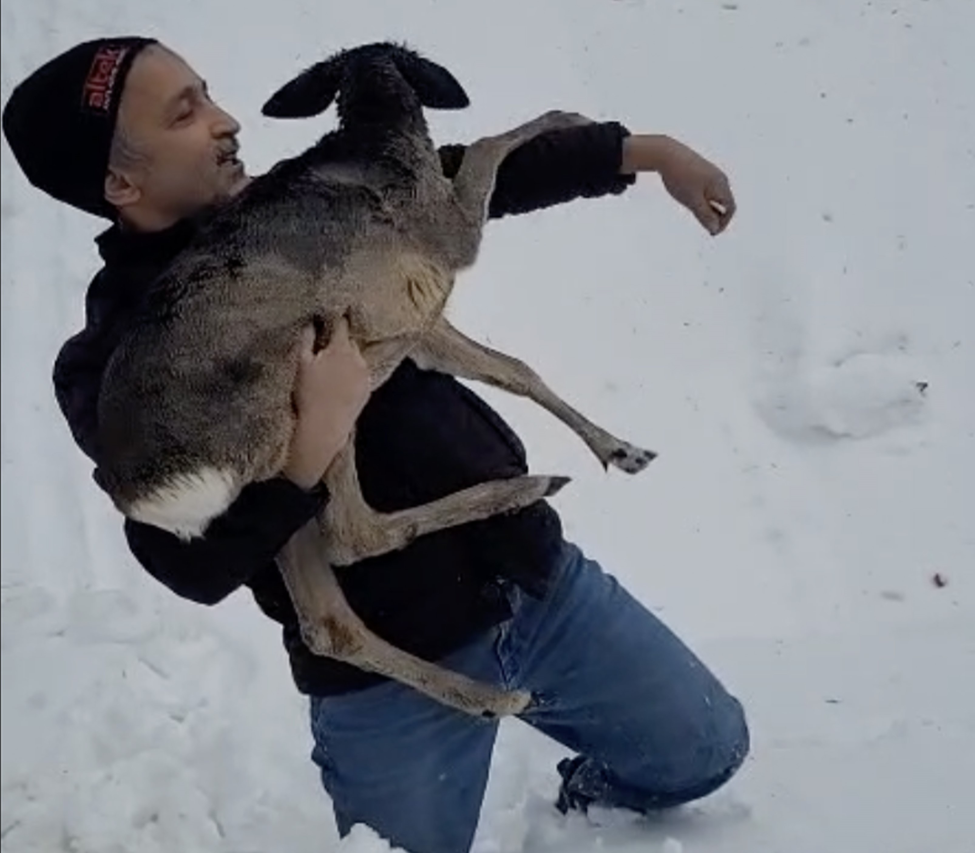 Vatandaş Kucağında Taşıdı (2)