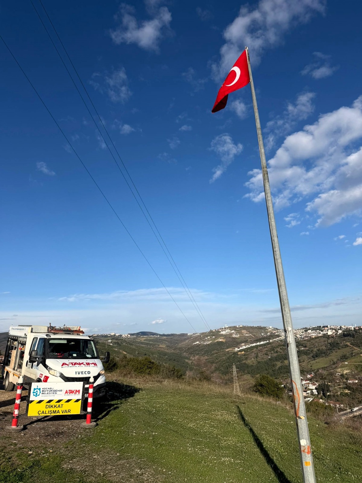 Vatandaş Talep Etti̇, Serdar Mahallesi̇’nde Türk Bayraği Yeni̇den Göndere Çeki̇ldi̇ (1)