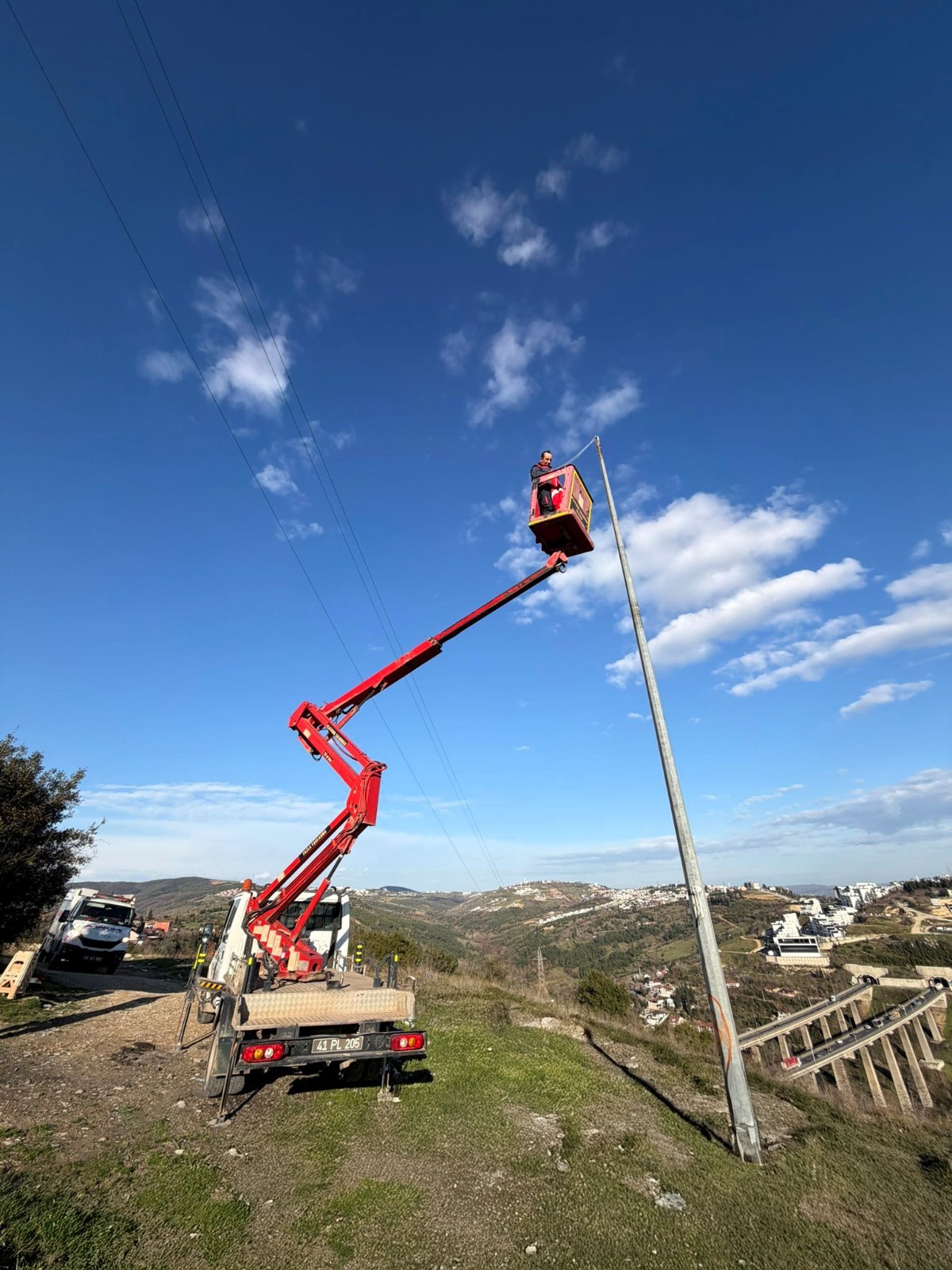 Vatandaş Talep Etti̇, Serdar Mahallesi̇’nde Türk Bayraği Yeni̇den Göndere Çeki̇ldi̇ (2)