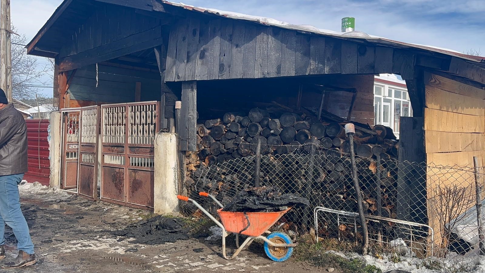 Yanan Minibüsünü İzlemeye Kalbi Dayanmadı! Alevleri Seyrederken Hayatını Kaybetti 03