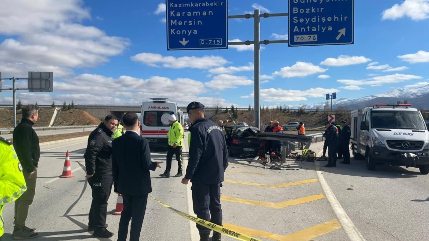 Ai̇le Faci̇asi Otomobi̇l Bari̇yerlere Saplandi, Anne Ve Baba Öldü (2)