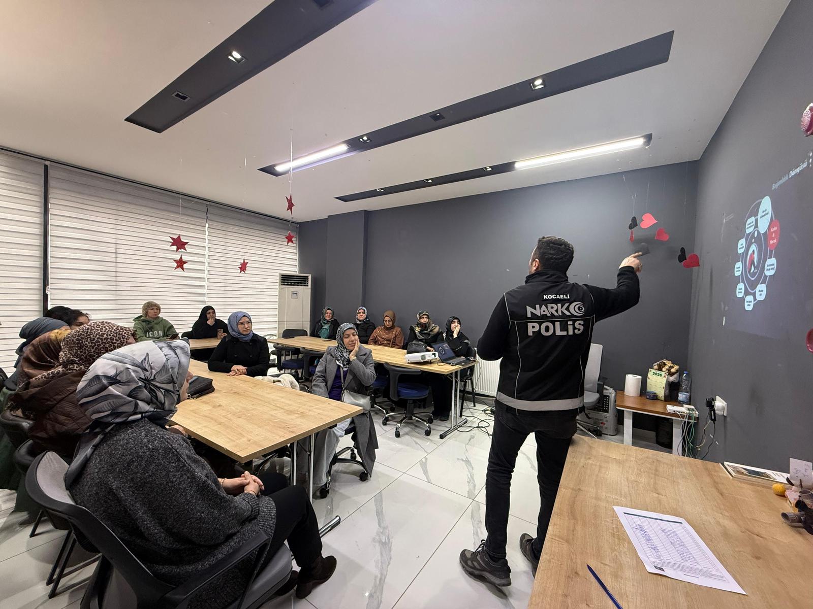 Anne Şehir'de En İyi Narkotik Polisi Anne Eğitimi (1)