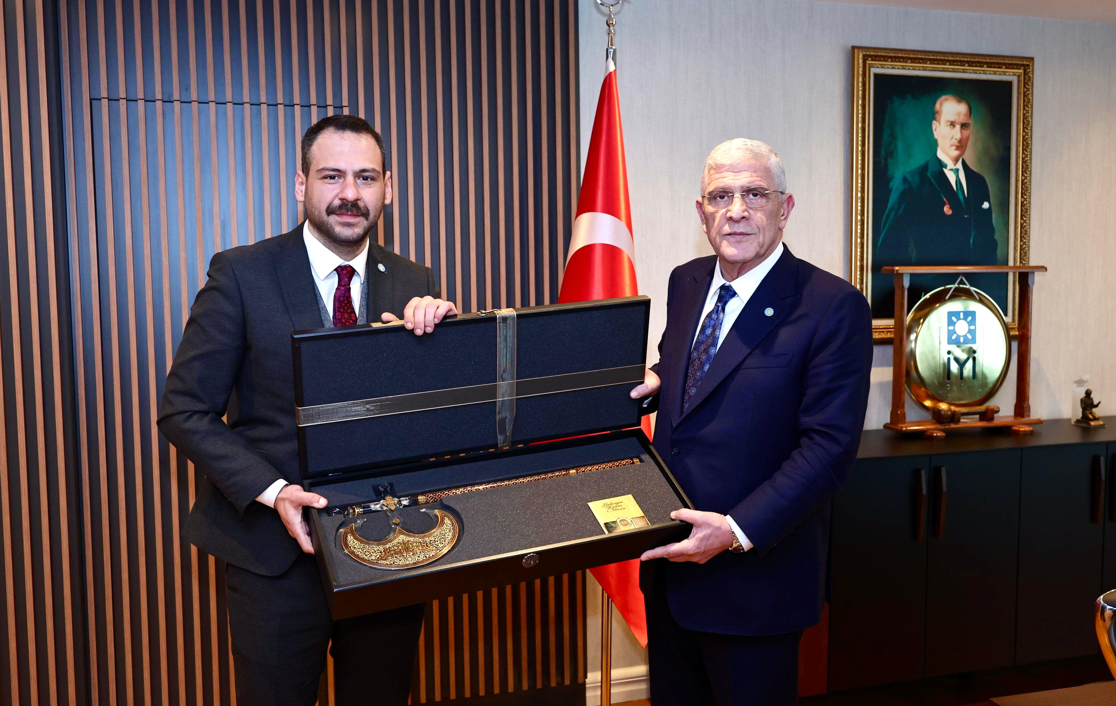 Bahadır Yaşar'dan Dervişoğlu'na Anlamlı Hediye! 1