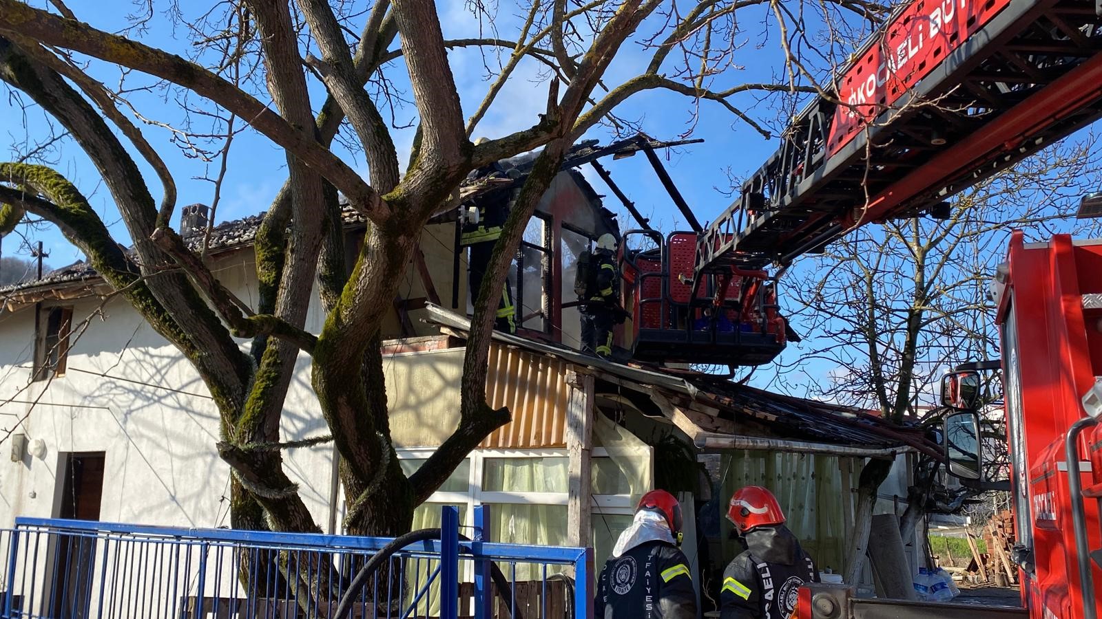 Başi̇skele'de Çikan Yangin Pani̇ğe Neden Oldu! 02