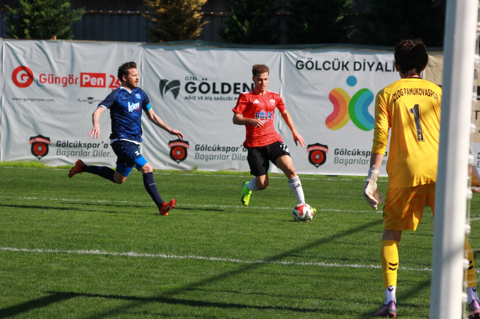 ​Bölgesel Amatör Lig'de Zirve Mücadelesi Veren Gölcükspor, Kendi Sahasında Ağırladığı Pamukovaspor Karşısında Gövde Gösterisi Yaparak Sahadan 4 0’Lık Net Bir Skorla Galip Ayrıldı. Maçın Başından Sonuna Kadar Oyunun (3)