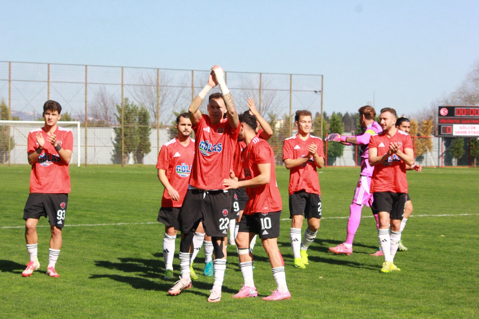 ​Bölgesel Amatör Lig'de Zirve Mücadelesi Veren Gölcükspor, Kendi Sahasında Ağırladığı Pamukovaspor Karşısında Gövde Gösterisi Yaparak Sahadan 4 0’Lık Net Bir Skorla Galip Ayrıldı. Maçın Başından Sonuna Kadar Oyunun (6)