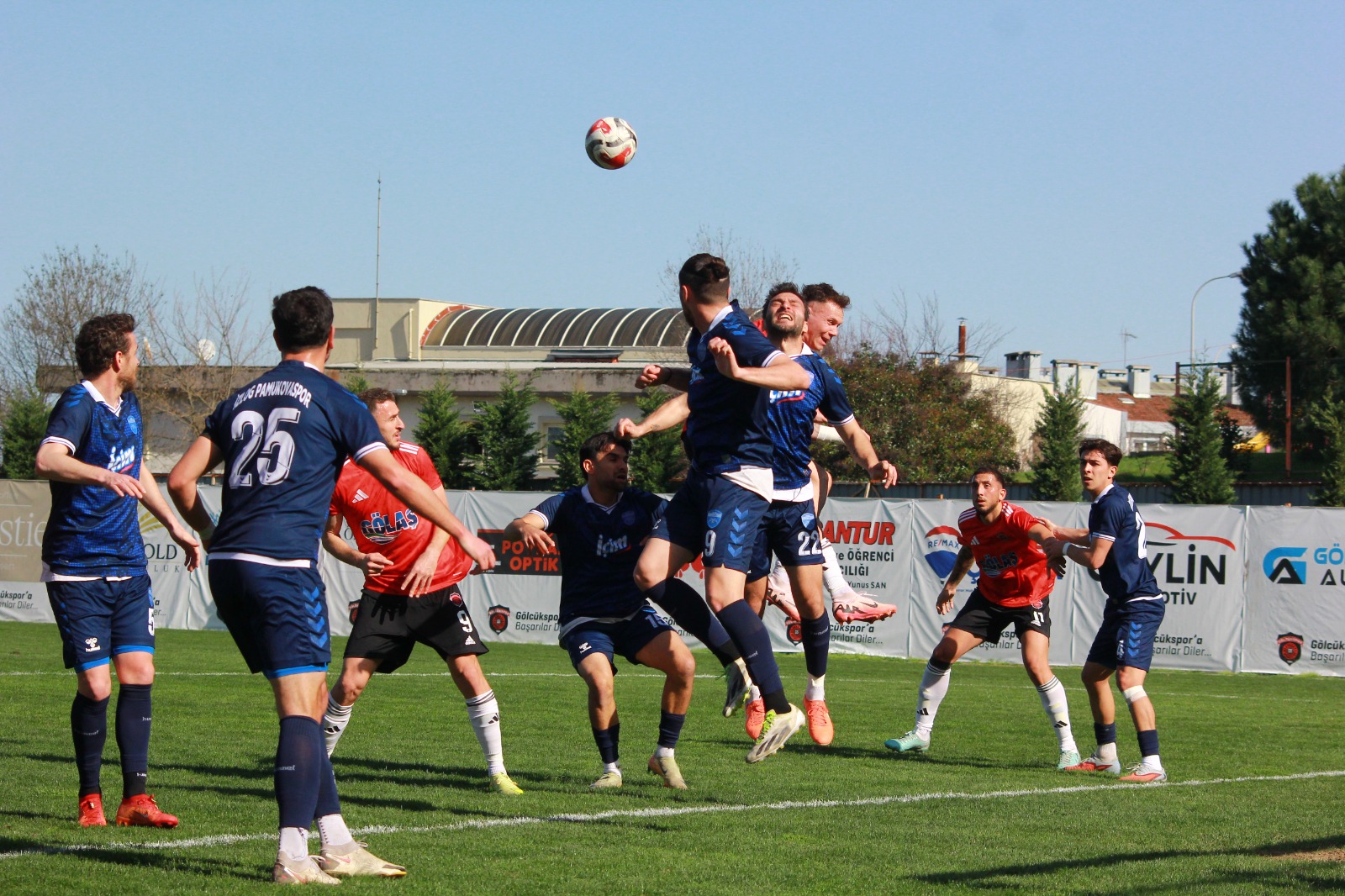 ​Bölgesel Amatör Lig'de Zirve Mücadelesi Veren Gölcükspor, Kendi Sahasında Ağırladığı Pamukovaspor Karşısında Gövde Gösterisi Yaparak Sahadan 4 0’Lık Net Bir Skorla Galip Ayrıldı. Maçın Başından Sonuna Kadar Oyunun