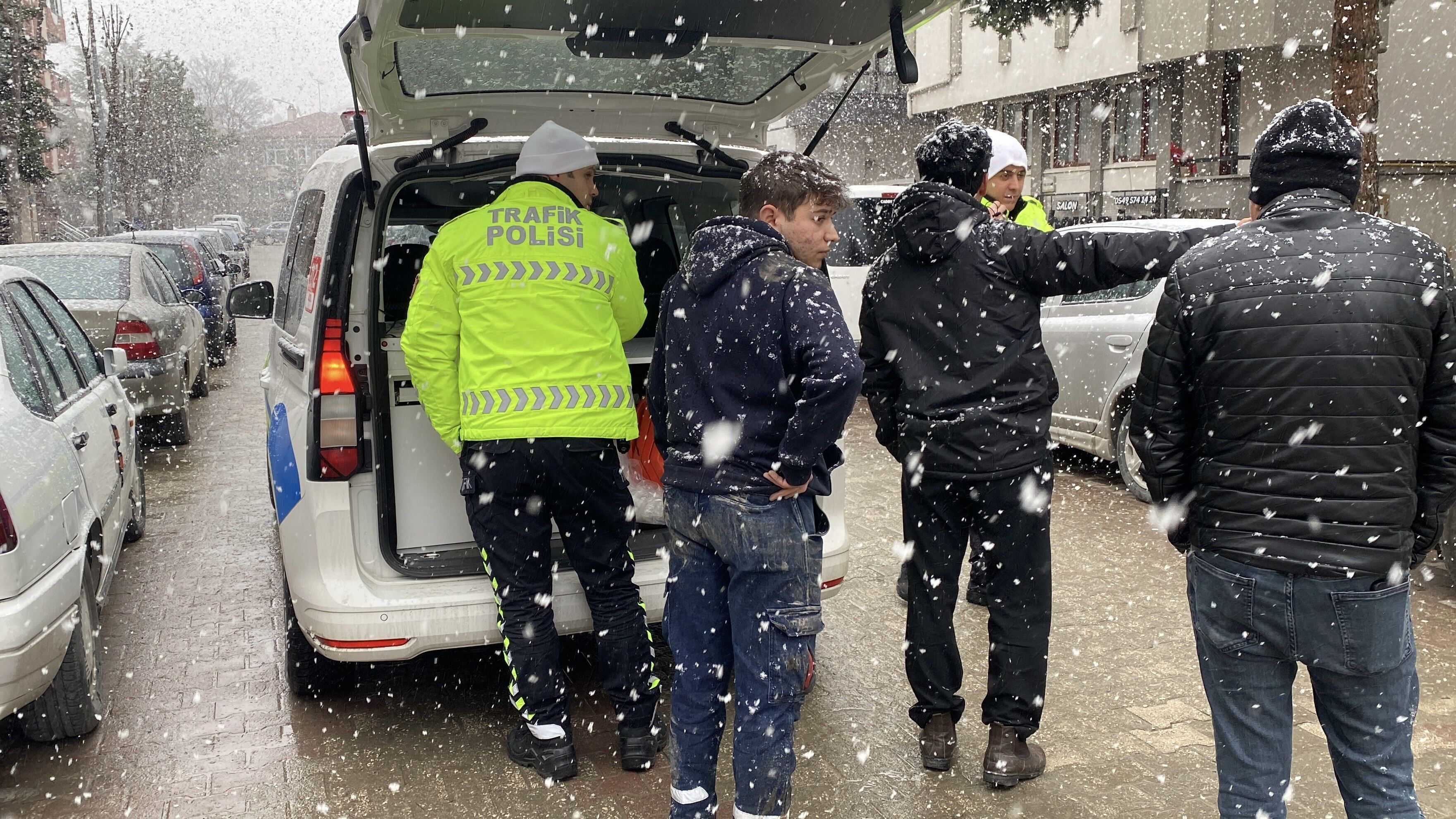 Bolu’da Ters Yönden Ilerleyen Ehliyetsiz Motosiklet Sürücüsü, Iki Araca Çarptı. Kazayı Yara Almadan Atlatan Sürücüye 35 Bin Lira Idari Para Cezası Uygulandı (2)