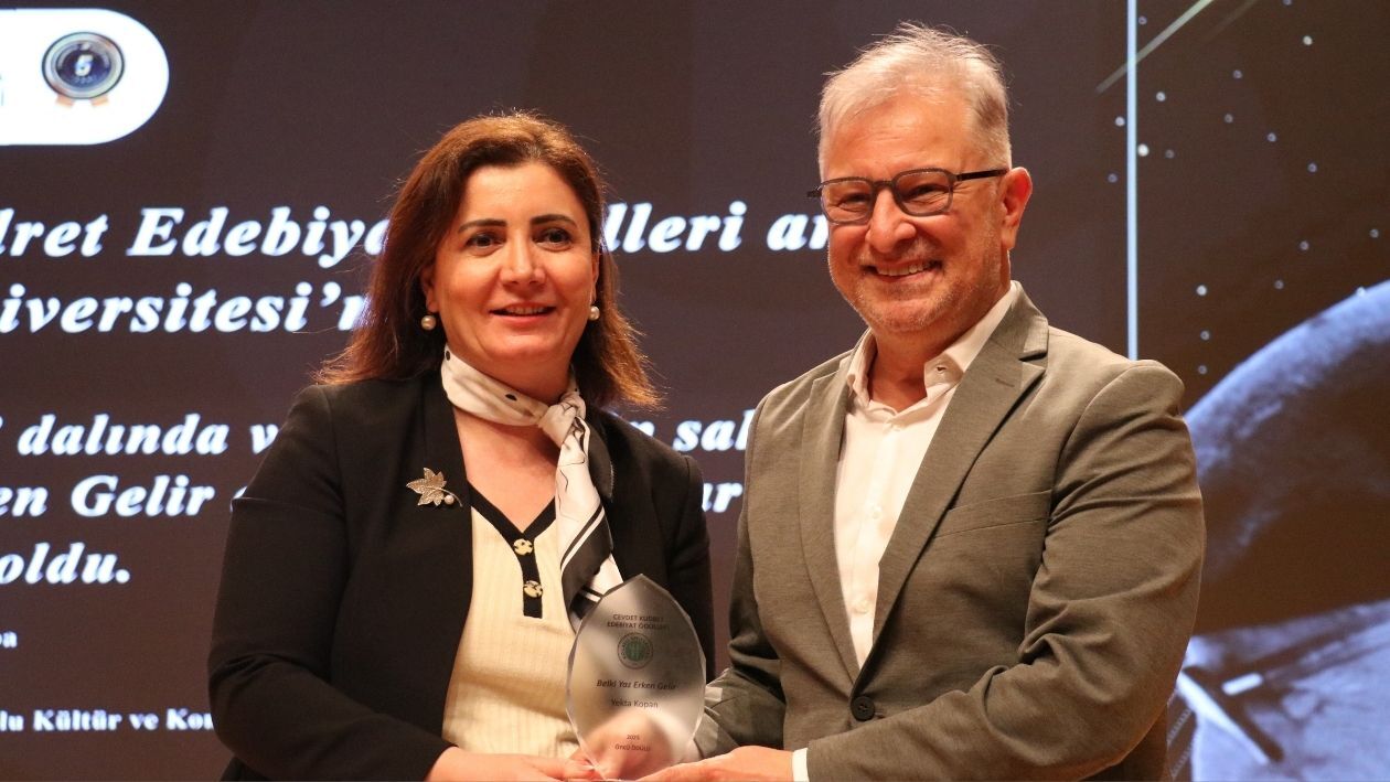 Cezdet Kudret Edebi̇yat Ödülü Veri̇ldi̇ (2)