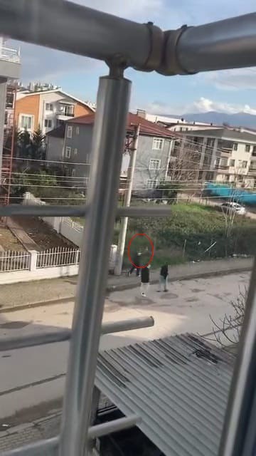 Çocuk Havaya Ateş Açti (1)