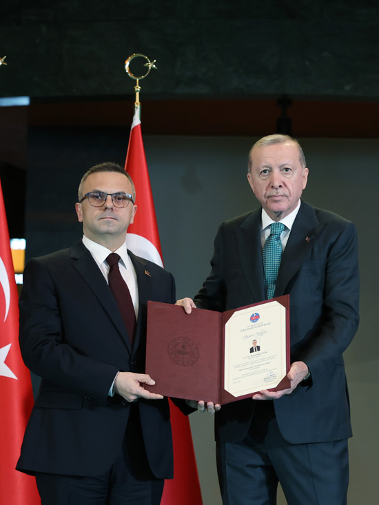 Cumhurbaşkani Erdoğan’dan Deri̇nce Kaymakami Demi̇relli̇’ye Önemli̇ Ödül (5)