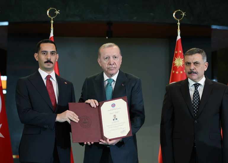 Cumhurbaşkani Erdoğan’dan Deri̇nce Kaymakami Demi̇relli̇’ye Önemli̇ Ödül (6)