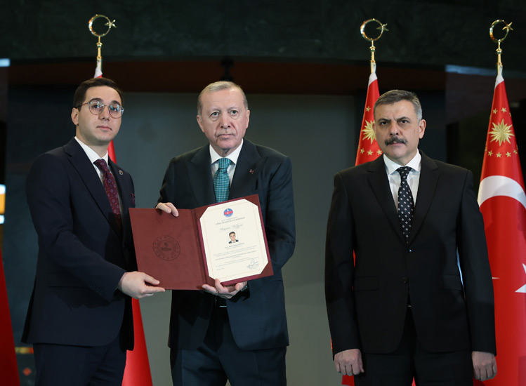 Cumhurbaşkani Erdoğan’dan Deri̇nce Kaymakami Demi̇relli̇’ye Önemli̇ Ödül (7)