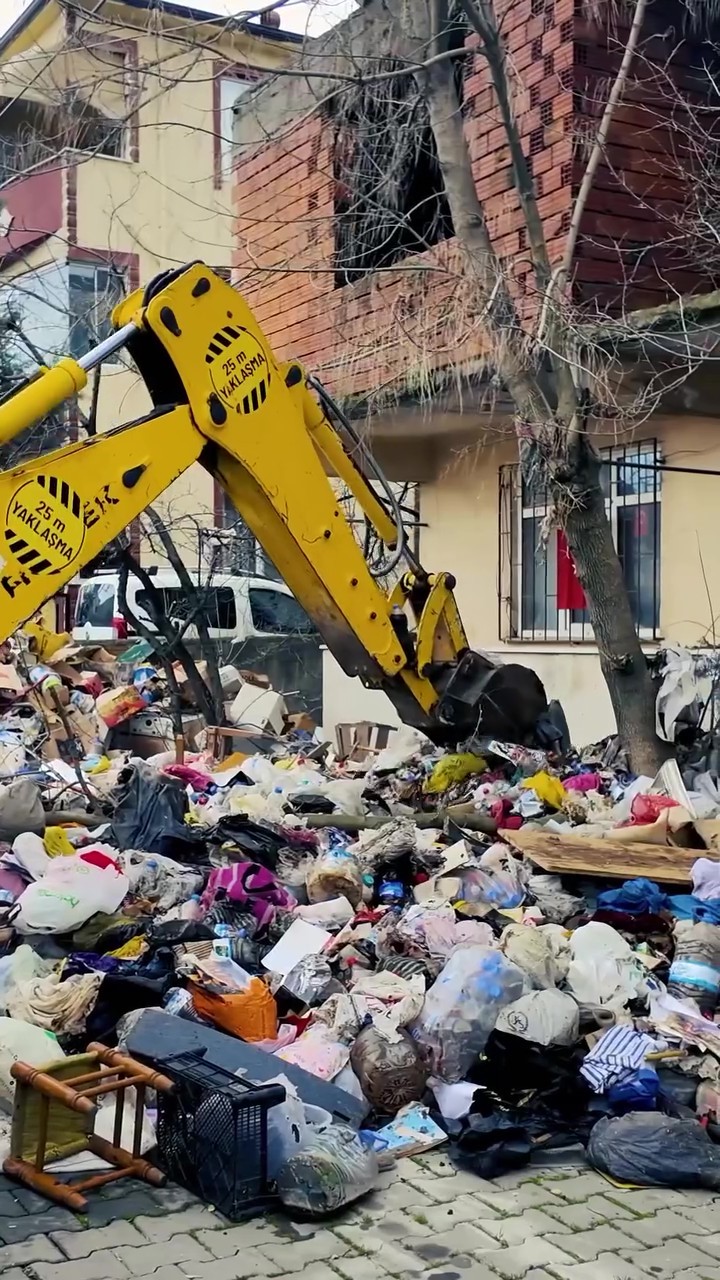 Deri̇nce’de Şok Görüntü Bi̇r Evden 30 Ton Atik Temi̇zlendi̇ (3)