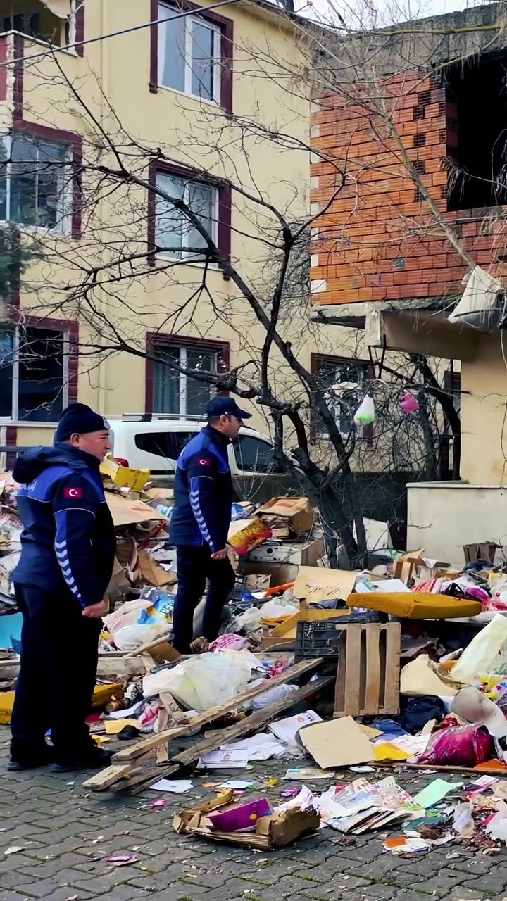 Deri̇nce’de Şok Görüntü Bi̇r Evden 30 Ton Atik Temi̇zlendi̇ (4)