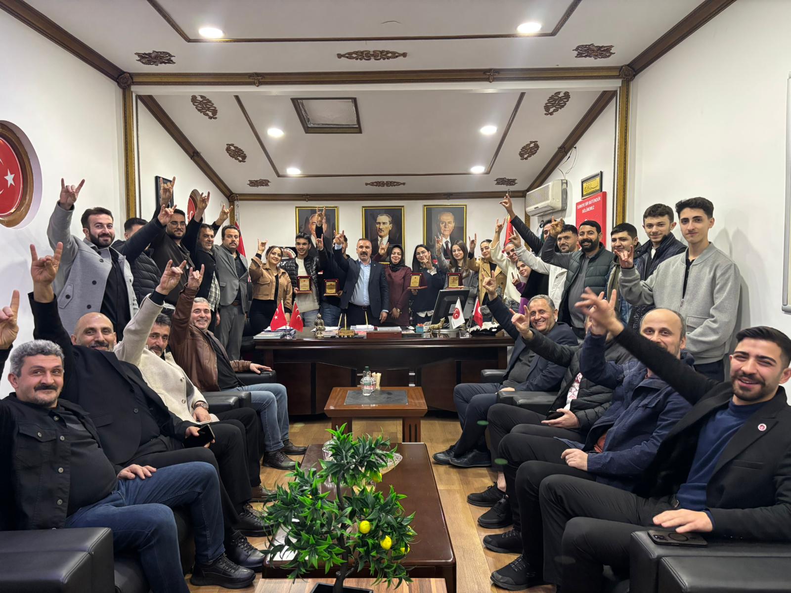 Di̇lovasi Mhp İlçe Teşki̇latinda Bayrak Deği̇şi̇mi̇ 1