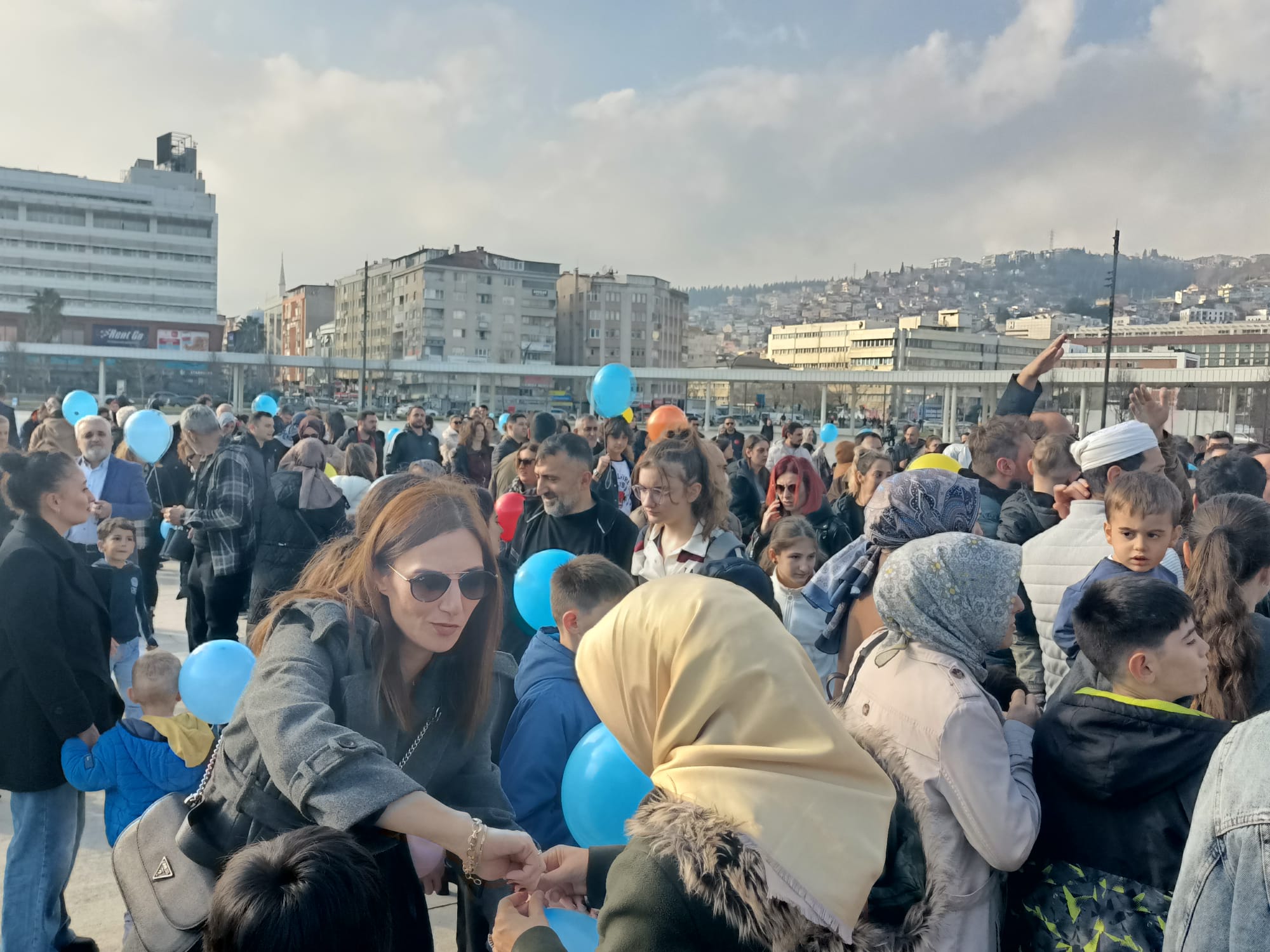 Duchenne Musküler Distrofi Hastası Uras Ege Için Başlatılan Kampanya Hedefine Ulaştı; Yüzlerce Balon Gökyüzüne Bırakıldı, Aile Tedavi Için Dubai’ye Hazırlanıyor (1)-1