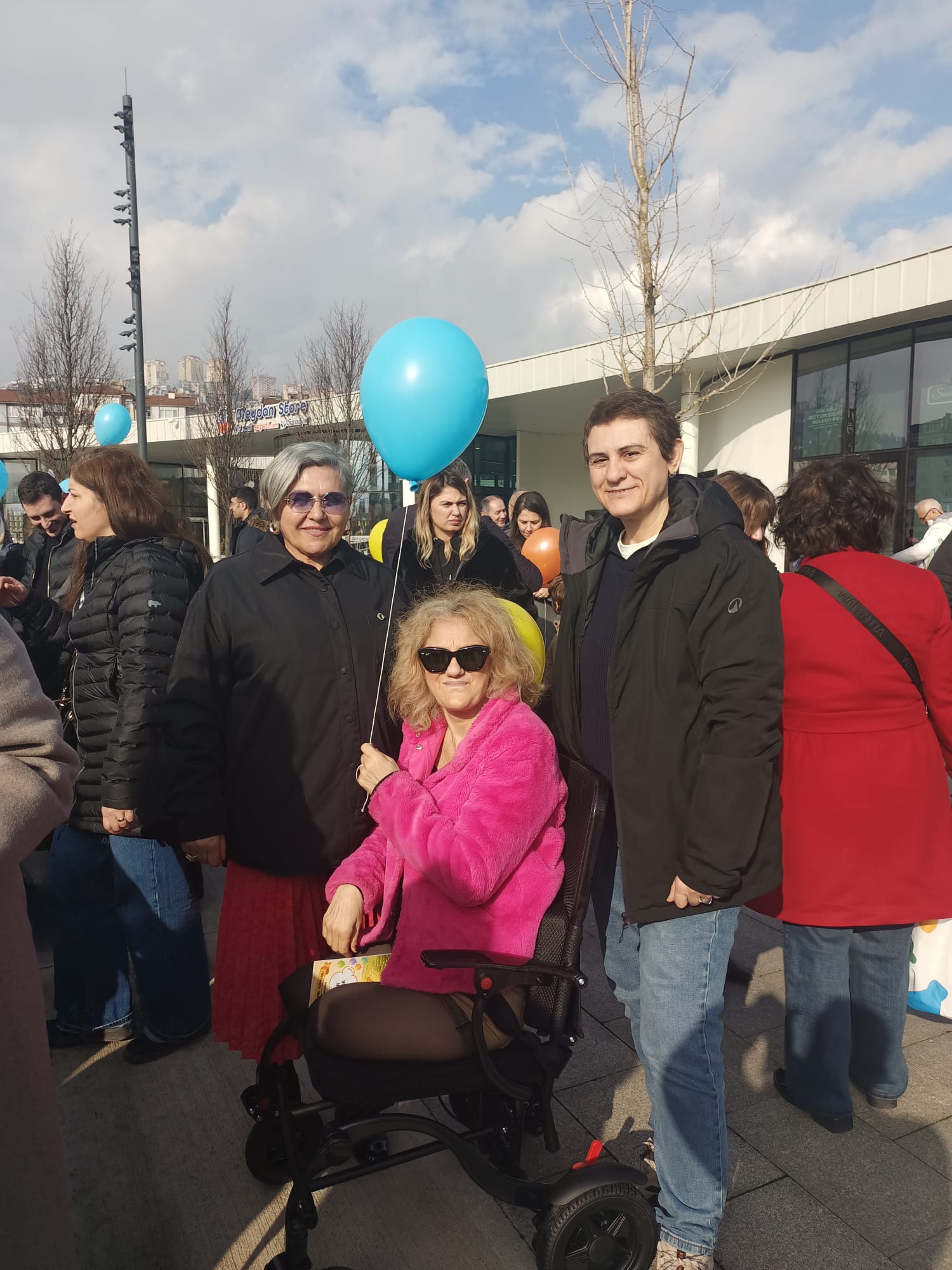 Duchenne Musküler Distrofi Hastası Uras Ege Için Başlatılan Kampanya Hedefine Ulaştı; Yüzlerce Balon Gökyüzüne Bırakıldı, Aile Tedavi Için Dubai’ye Hazırlanıyor (2)