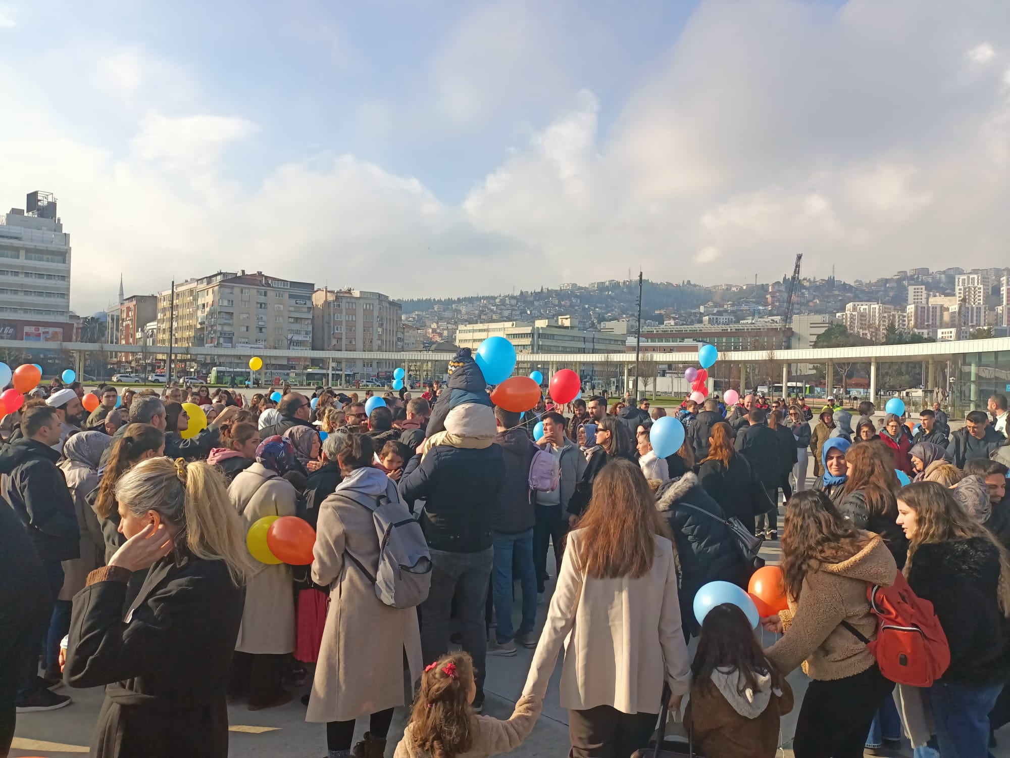 Duchenne Musküler Distrofi Hastası Uras Ege Için Başlatılan Kampanya Hedefine Ulaştı; Yüzlerce Balon Gökyüzüne Bırakıldı, Aile Tedavi Için Dubai’ye Hazırlanıyor (3)