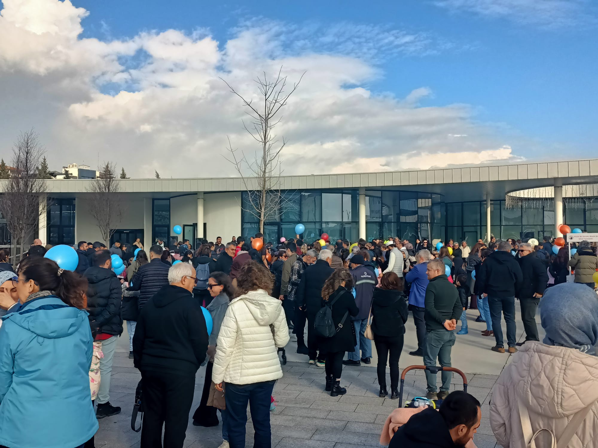 Duchenne Musküler Distrofi Hastası Uras Ege Için Başlatılan Kampanya Hedefine Ulaştı; Yüzlerce Balon Gökyüzüne Bırakıldı, Aile Tedavi Için Dubai’ye Hazırlanıyor (4)