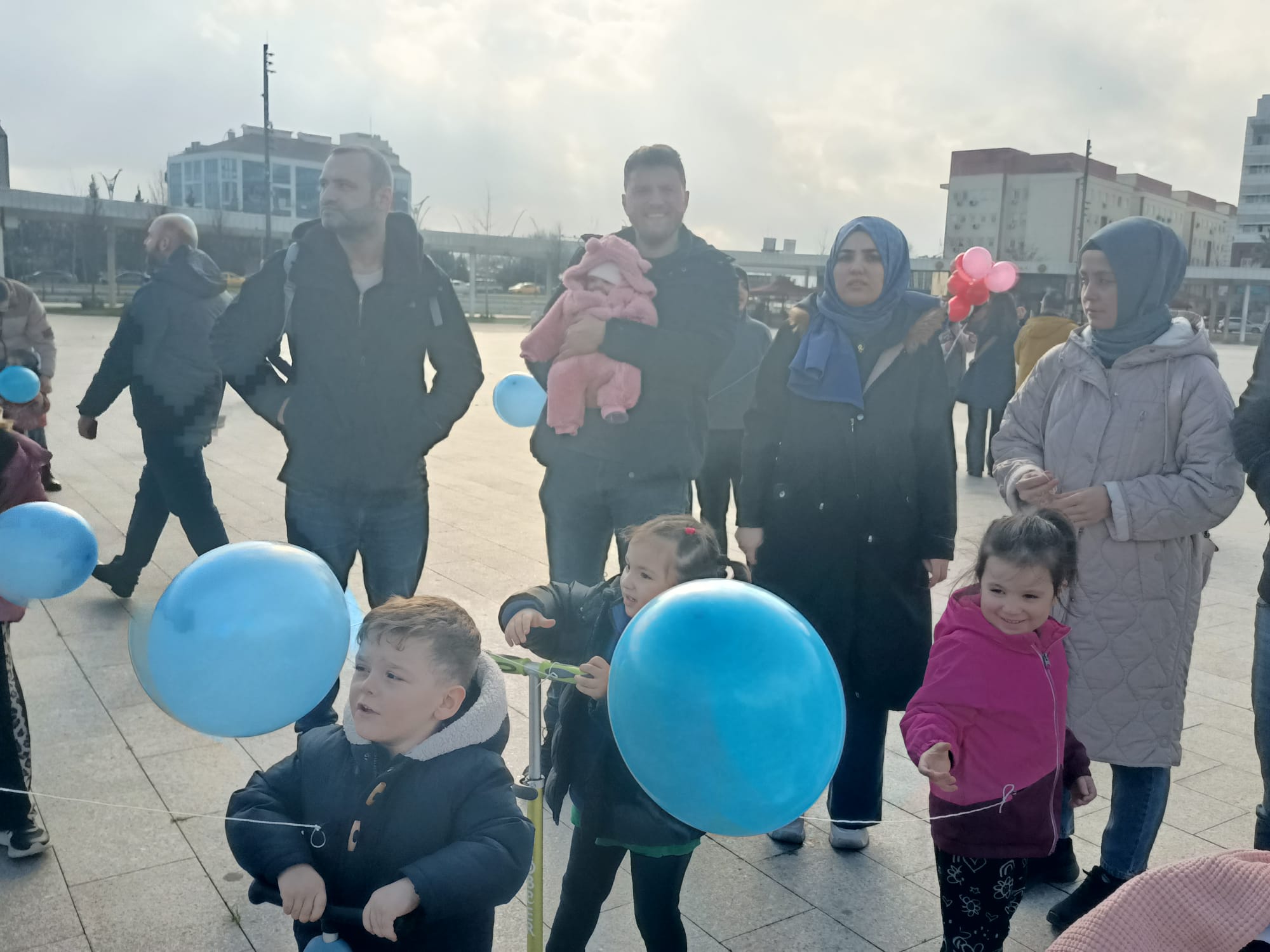 Duchenne Musküler Distrofi Hastası Uras Ege Için Başlatılan Kampanya Hedefine Ulaştı; Yüzlerce Balon Gökyüzüne Bırakıldı, Aile Tedavi Için Dubai’ye Hazırlanıyor (5)