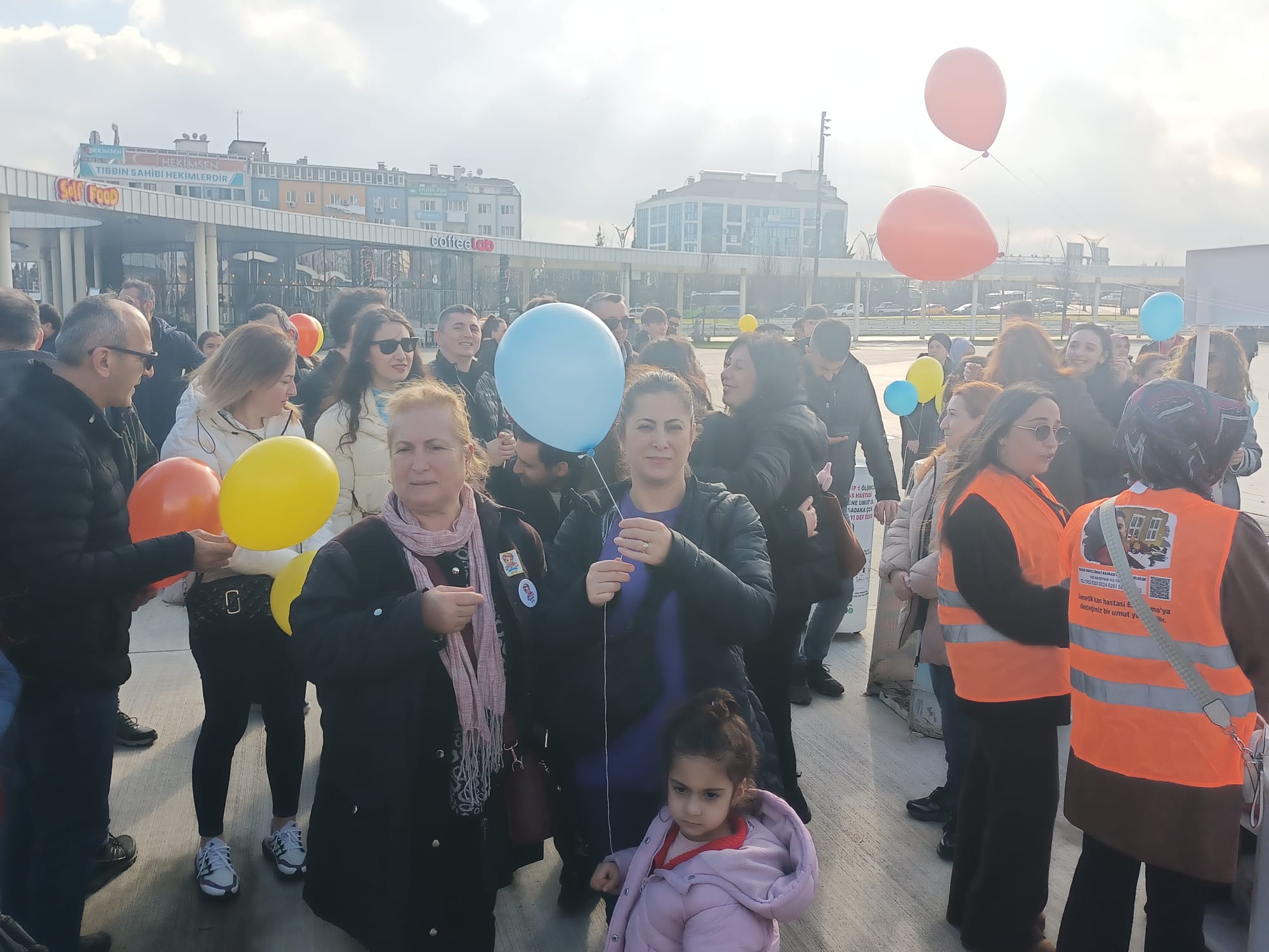 Duchenne Musküler Distrofi Hastası Uras Ege Için Başlatılan Kampanya Hedefine Ulaştı; Yüzlerce Balon Gökyüzüne Bırakıldı, Aile Tedavi Için Dubai’ye Hazırlanıyor (6)