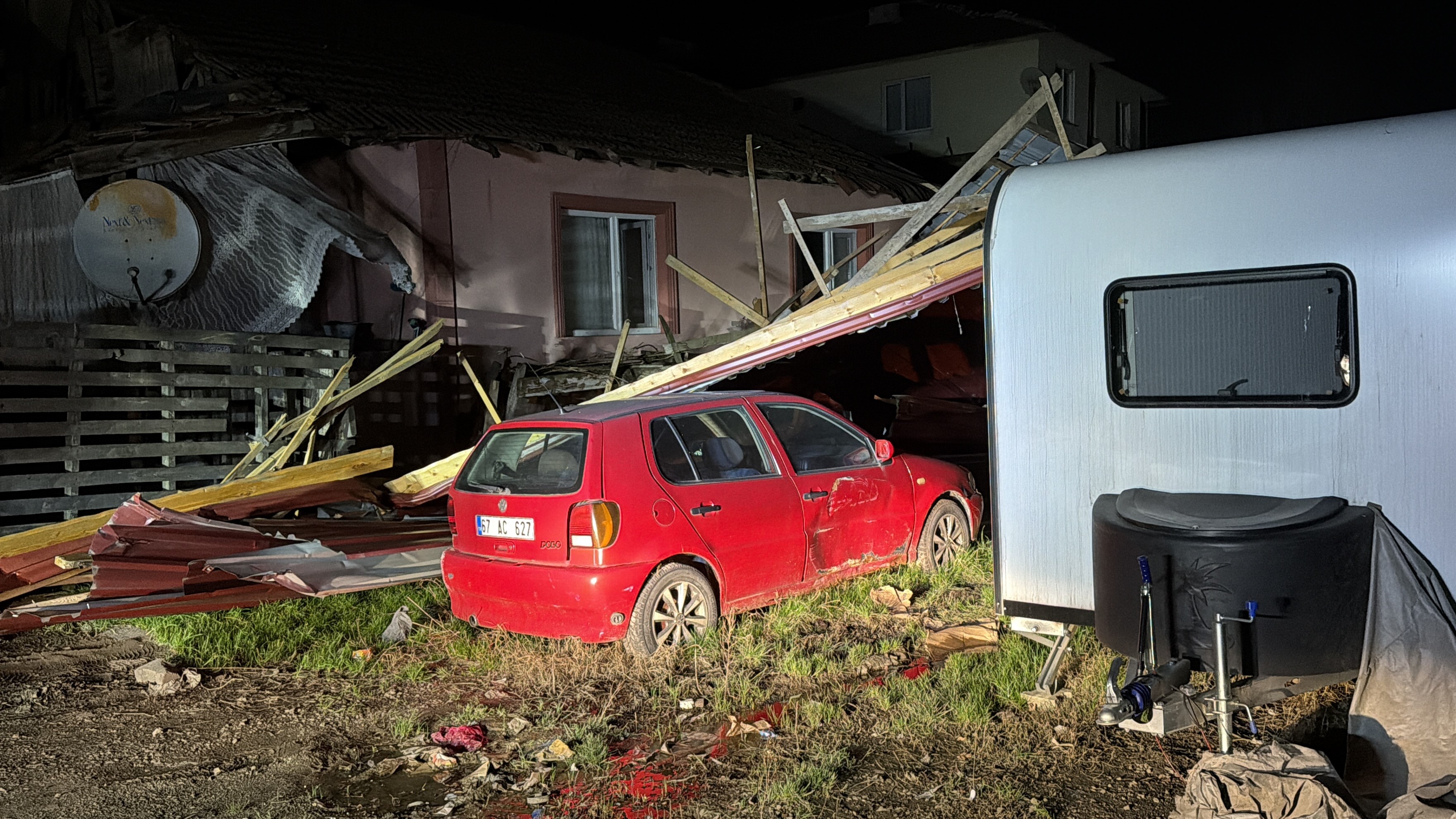 Düzce’de Etkili Olan Şiddetli Rüzgar, Iki Binanın Çatısını Yerinden Sökerek Karavan, Tek Katlı Ev Ve Park Halindeki Otomobilin Üzerine Savurdu. Olayda Can Kaybı Yaşanmadı (3)