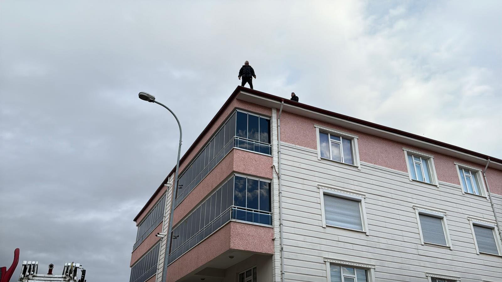 Emni̇yet Müdürü Son Anda Kurtardi (1)