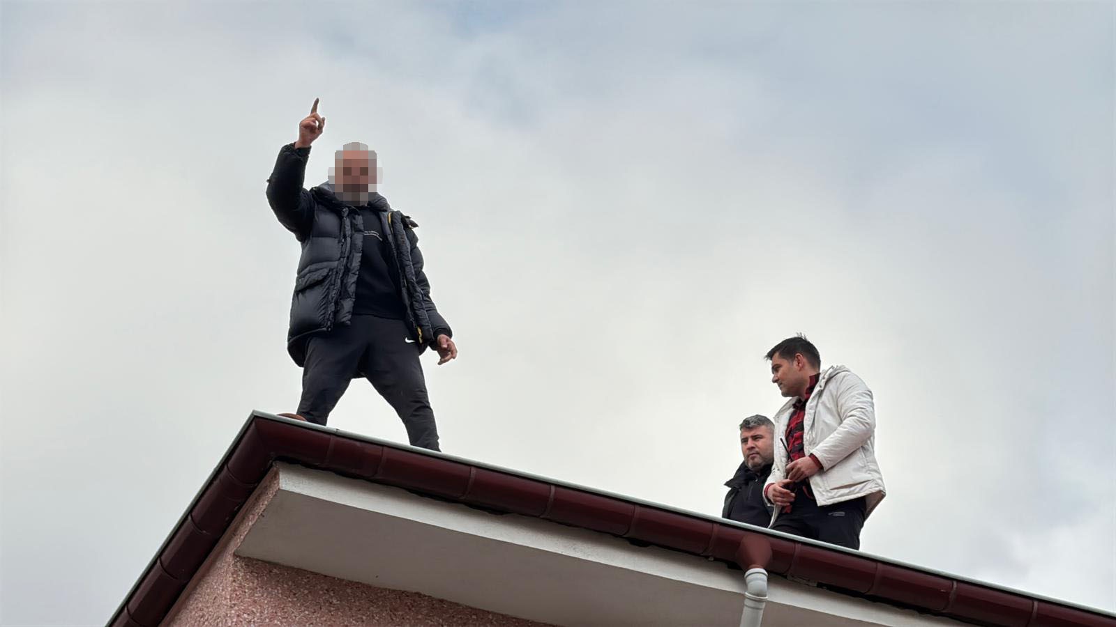 Emni̇yet Müdürü Son Anda Kurtardi (2)