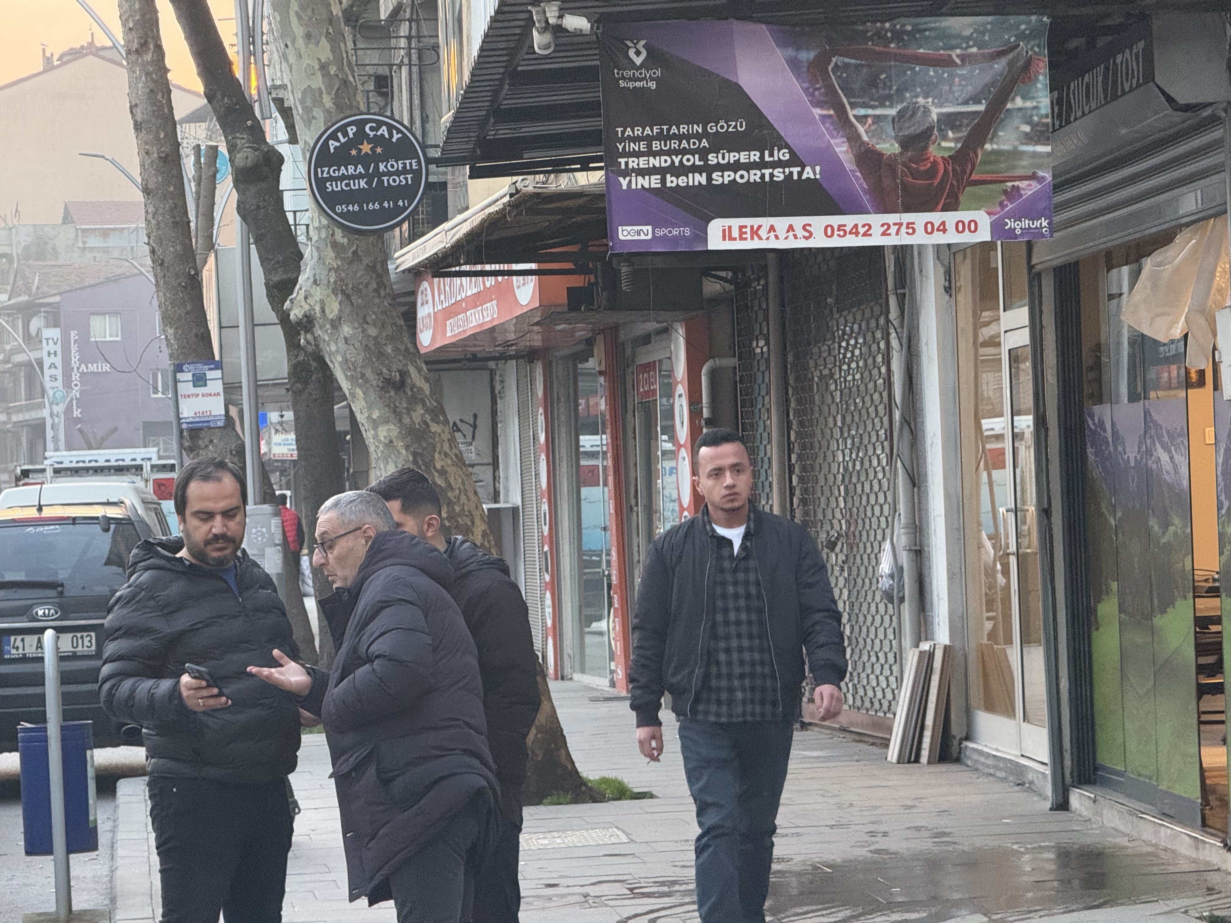 Enver Güler’e Biçakli Saldiri Gi̇ri̇şi̇mi̇nde Bulunan Şahis Ansizin Vuruldu (2)